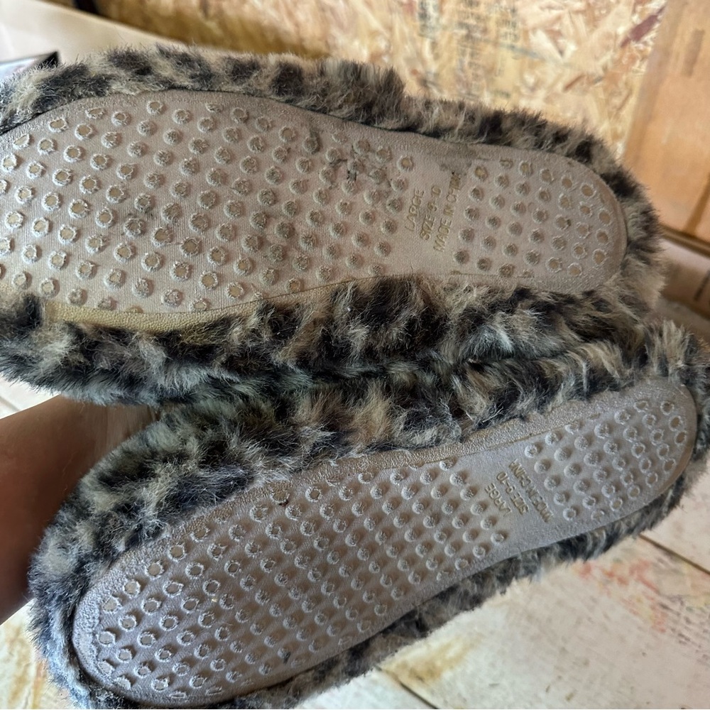 Leopard Print Fuzzy Slippers - Picture 4 of 4
